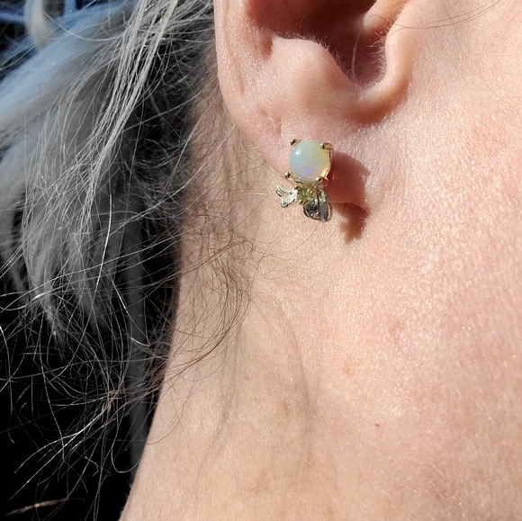 Opal & Peridot .925 Sterling Silver floral stud earrings - Picture 13 of 14